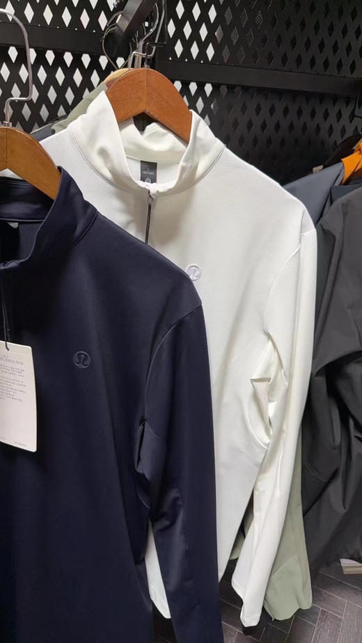 正品lululemon速干长袖，带芯片，纯正品，两个色
科技面料，杀菌因子，除臭，速干，吸汗
无与伦比的品牌气质，小资，惬意，松弛感 商品图3