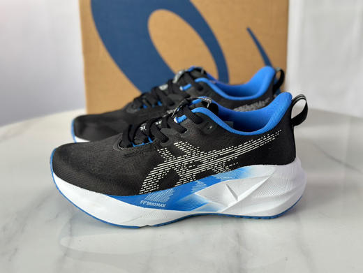 点此购买 亚瑟士Novablast 5代男女款轻量化厚底缓震回弹跑鞋 98 310053 商品图3