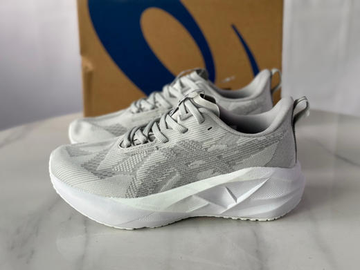 点此购买 亚瑟士Novablast 5代男女款轻量化厚底缓震回弹跑鞋 98 310053 商品图4