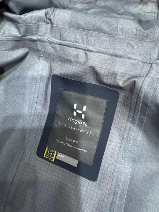 正品火柴棍spitz gtx 冲锋衣

S M L XL  保真 拼接色 180/75kg L宽松 参考 
防风防水高透气 recco搜救装置  
快速散热拉链体系 商品图8