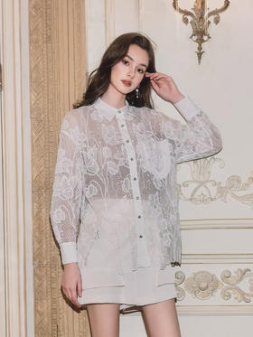 白色不规则下摆蕾丝衬衣