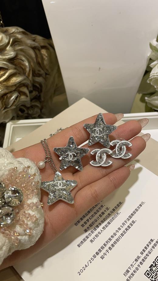 香奶奶 25C新款白色珐琅双C亚克力星星耳钉 商品图1