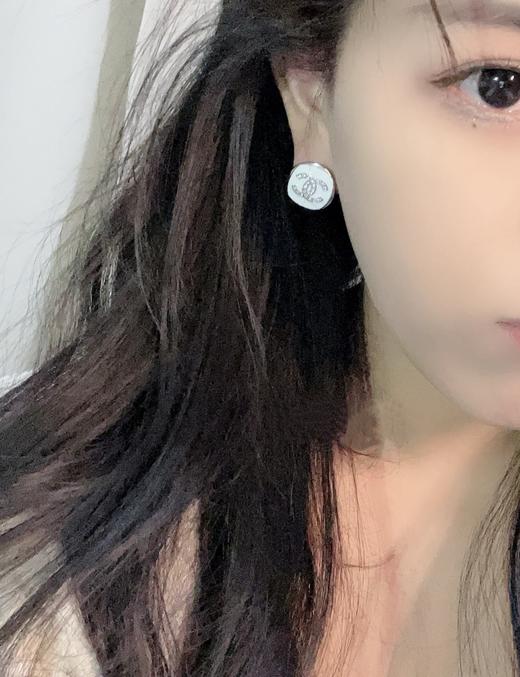 香奶奶 25C新款满钻双C白色珐琅银色纽扣圆形耳钉 商品图0