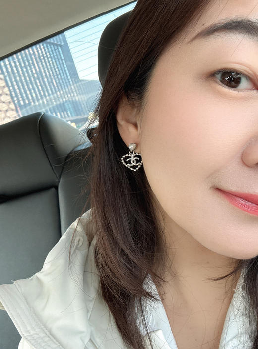 香奶奶 25P新款银色满钻双C镂空爱心吊坠珍珠耳钉 商品图0