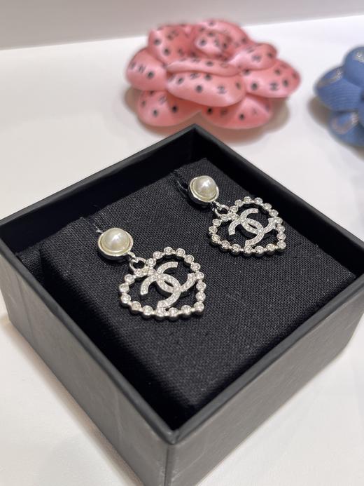 香奶奶 25P新款银色满钻双C镂空爱心吊坠珍珠耳钉 商品图1