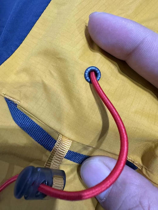 正品火柴棍spitz gtx 冲锋衣

S M L XL  保真 拼接色 180/75kg L宽松 参考 
防风防水高透气 recco搜救装置  
快速散热拉链体系 商品图5