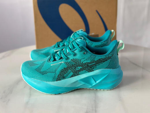 点此购买 亚瑟士Novablast 5代男女款轻量化厚底缓震回弹跑鞋 98 310053 商品图1