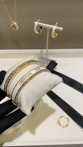 D家 新款Night Code 白色珐琅金色字母排钻手镯