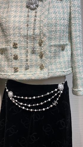 香奶奶 25C新款白色珐琅水钻双C纽扣珍珠三层腰链毛衣链两用款