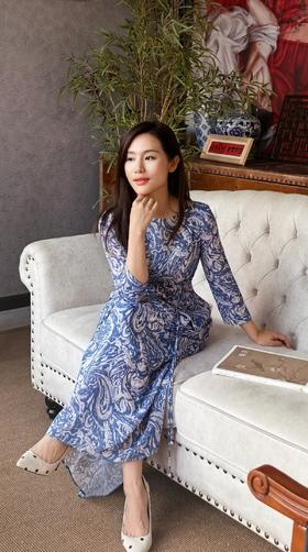 逸红颜明月优选 # 清爽佩利斯连衣裙【问月】极简一字领，搭配腰间珍珠系带，温润细腻