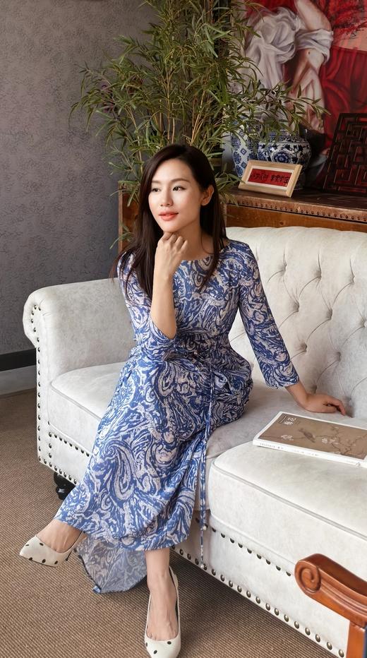 逸红颜明月优选 # 清爽佩利斯连衣裙【问月】极简一字领，搭配腰间珍珠系带，温润细腻 商品图0