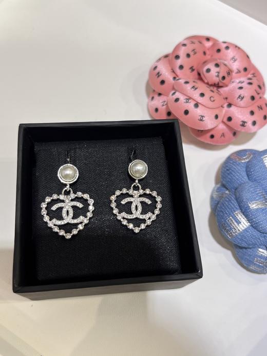 香奶奶 25P新款银色满钻双C镂空爱心吊坠珍珠耳钉 商品图2