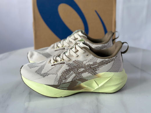 点此购买 亚瑟士Novablast 5代男女款轻量化厚底缓震回弹跑鞋 98 310053 商品图5