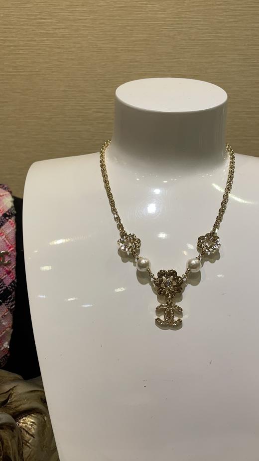 香奶奶 25C新款浅金色镂空花朵双C吊坠项链 商品图2