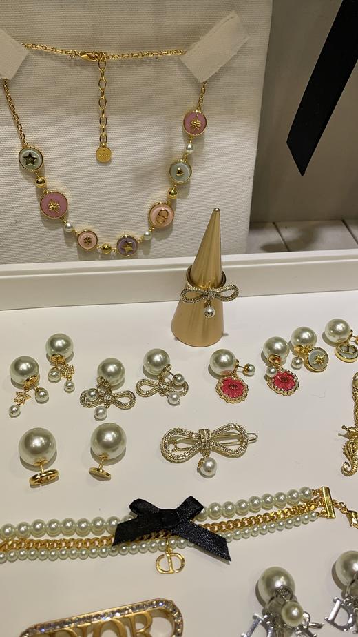 D家 25年最新款镂空镶钻蝴蝶结cd珍珠吊坠金色发夹 商品图1