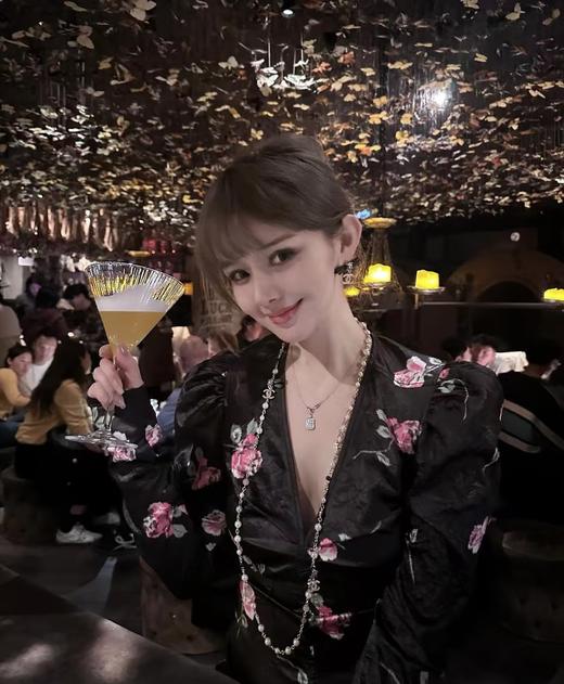 香奶奶 24A新款满钻双C绿色方块宝石黑色蝴蝶结珍珠毛衣链 商品图2