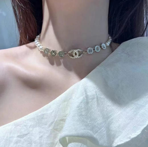 香奶奶 24B新款镂空字母水钻双C珍珠项链浅金色 商品图0