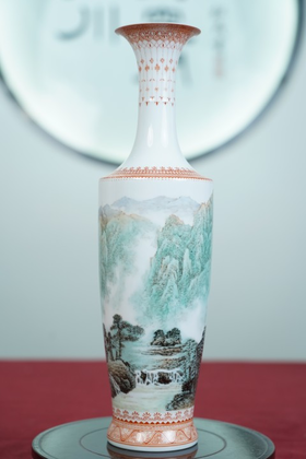 重工粉彩山水瓶