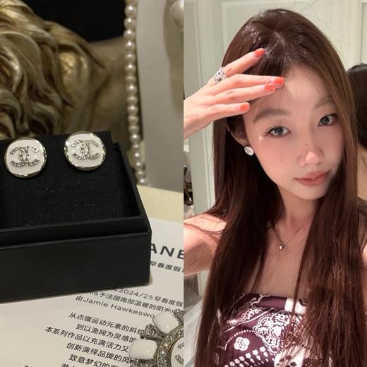 香奶奶 25C新款满钻双C白色珐琅银色纽扣圆形耳钉 商品图1