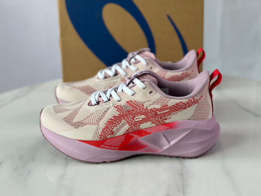 点此购买 亚瑟士Novablast 5代男女款轻量化厚底缓震回弹跑鞋 98 310053 商品图10