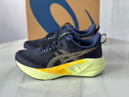 点此购买 亚瑟士Novablast 5代男女款轻量化厚底缓震回弹跑鞋 98 310053 商品图11