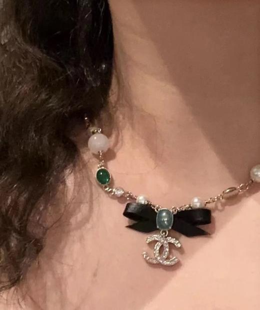 香奶奶 24A新款满钻双C绿色方块宝石黑色蝴蝶结珍珠项链 商品图0