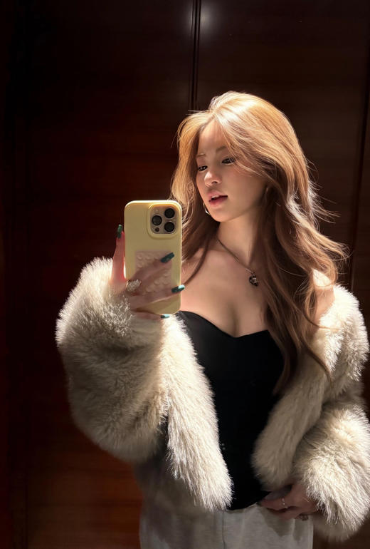 香奶奶 新款金色满钻双C黑色树脂爱心项链 商品图7