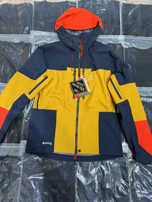 正品火柴棍spitz gtx 冲锋衣

S M L XL  保真 拼接色 180/75kg L宽松 参考 
防风防水高透气 recco搜救装置  
快速散热拉链体系 商品图0