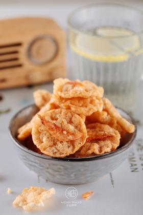 【米惦樱花虾米饼】比虾条更鲜酥的米饼裹着鲜虾味，咔吱咔吱嘴巴的快乐，一口一个嘎嘣脆！ 🦐5%海虾肉，加入整只脆脆的樱花虾！ 🦐鲜香酥脆，虾香四溢，入口即化！