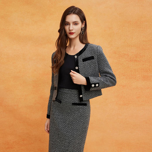 QE102斯尔丽2025春季新款小香风拼丝绒烫印工艺搭配直身半裙女式套装 商品图2