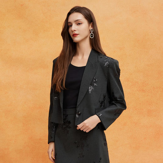 RE1A1斯尔丽25春季新款绣花绣亮片工艺箱式短款时尚搭配性强西装外套 商品图2