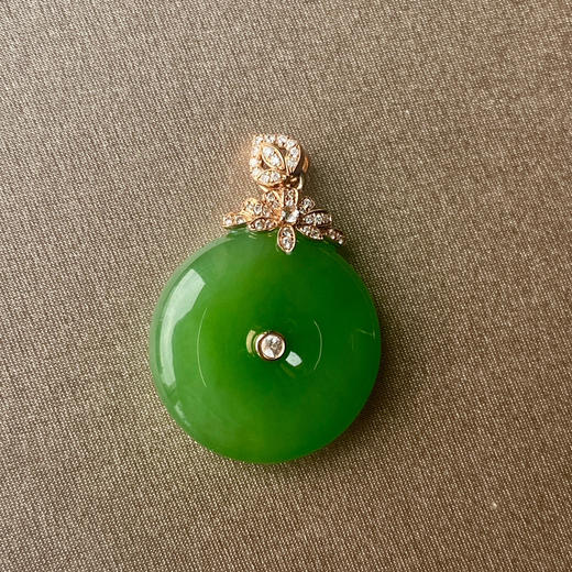 18K玫瑰金和田玉（碧玉）镶钻吊坠 /平安扣20*5.5mm/苹果绿/配镶钻石、白蓝宝 商品图2