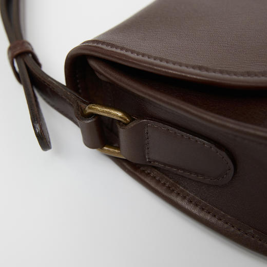 ROMI STUDIO“英伦复古”100%头层牛皮单肩斜跨马鞍包 RW24LP31031 商品图3