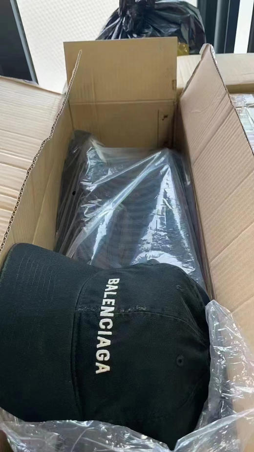 正品巴黎世家Balenciaga水洗做旧破坏鸭舌帽
经典字母刺绣徽标 水洗做旧破坏 细节实拍 双层棉 上身好看 春季出游必不可少
头围59-61 商品图8