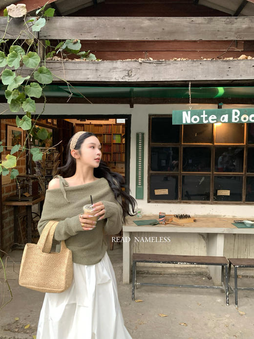 Read Nameless /橄榄绿露肩针织＋白色扭结半裙 2025/2/24 商品图4