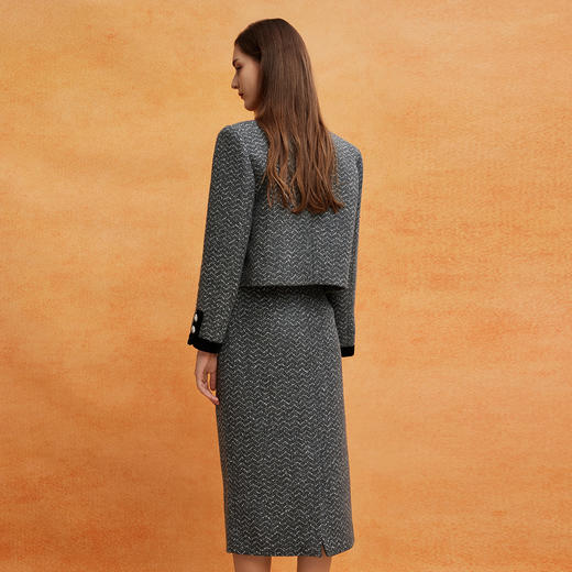 QE102斯尔丽2025春季新款小香风拼丝绒烫印工艺搭配直身半裙女式套装 商品图1