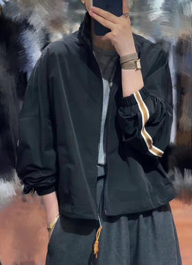 日单夹克。黑色。卡其黄色。自己备注号卖颜色。