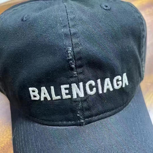 正品巴黎世家Balenciaga水洗做旧破坏鸭舌帽
经典字母刺绣徽标 水洗做旧破坏 细节实拍 双层棉 上身好看 春季出游必不可少
头围59-61 商品图2