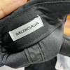 正品巴黎世家Balenciaga水洗做旧破坏鸭舌帽
经典字母刺绣徽标 水洗做旧破坏 细节实拍 双层棉 上身好看 春季出游必不可少
头围59-61 商品缩略图5