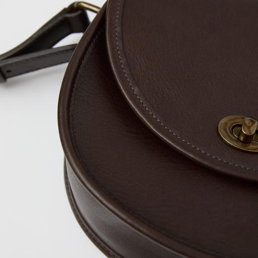 ROMI STUDIO“英伦复古”100%头层牛皮单肩斜跨马鞍包 RW24LP31031 商品图4