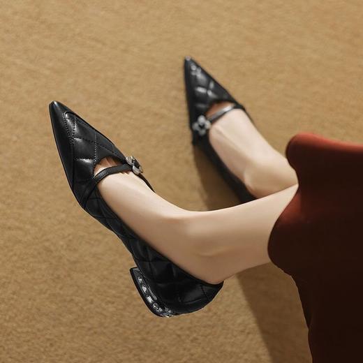 【预售5天】垫脚Q弹~春季新品质感水钻跟超软羊皮菱格一字带浅口单鞋YS&3833 商品图3