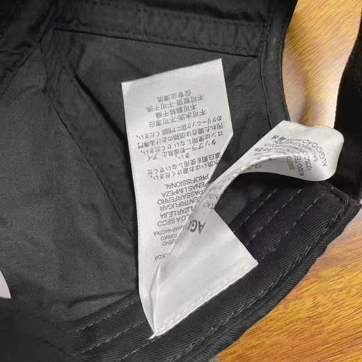 正品巴黎世家Balenciaga水洗做旧破坏鸭舌帽
经典字母刺绣徽标 水洗做旧破坏 细节实拍 双层棉 上身好看 春季出游必不可少
头围59-61 商品图6