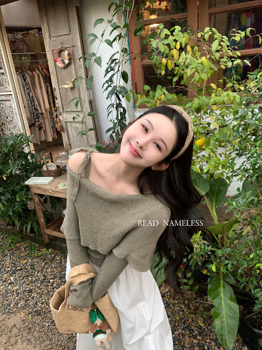 Read Nameless /橄榄绿露肩针织＋白色扭结半裙 2025/2/24 商品图0