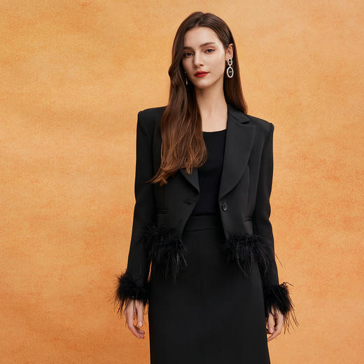 QE105斯尔丽2025春季新款箱型西装外套挺括外形可脱卸鸵鸟毛装饰外套 商品图0