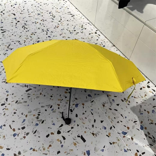 正品飞乐潮流胶囊雨伞可扫码6骨满版印花黑胶防晒晴雨两用胶囊五折伞
【材质】：铝合金+ 树脂+玻纤+黑胶涂层 商品图2