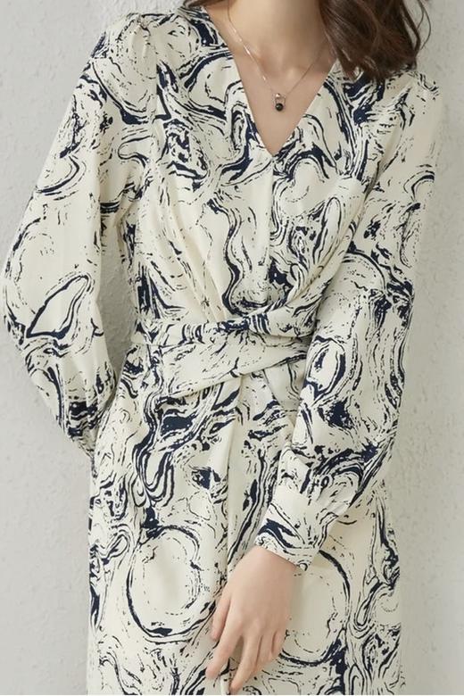 SENTUBILA尚都比拉 时尚扭结收腰抽象印花连衣裙 15748 商品图8