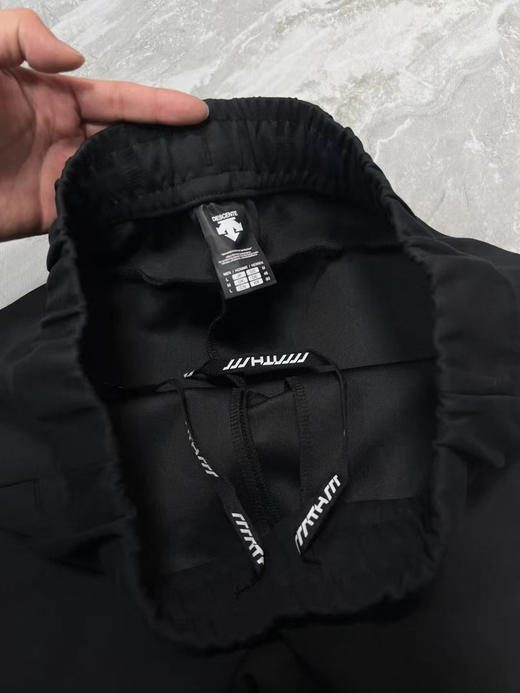 正品迪桑特男子运动健身空气层休闲针织长裤，面料舒适平滑柔软，版型立体挺括有型，正面质感横条纹肌理，适合多场景穿着
尺码：M L XL XXL 商品图5