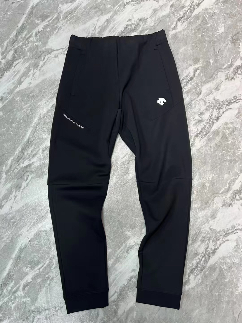 正品迪桑特男子运动健身空气层休闲针织长裤，面料舒适平滑柔软，版型立体挺括有型，正面质感横条纹肌理，适合多场景穿着
尺码：M L XL XXL