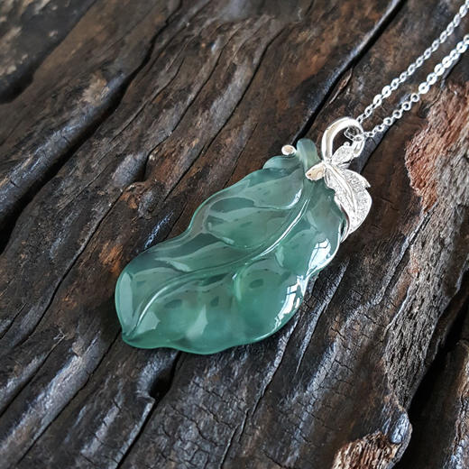 【天然正品】A货翡翠AU750白金镶钻镶天然冰种叶子（金枝玉叶）翡翠吊坠项链39.5*17.7*5.6MM（皆取最大值）女士现售价：1180特价！220225AH32 商品图3