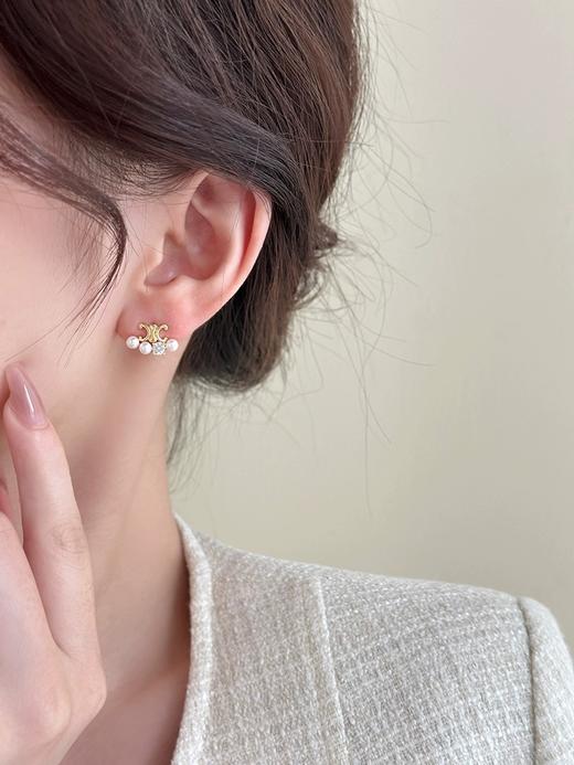 赛家  新款金色凯旋门徽标珍珠水钻耳钉 商品图0